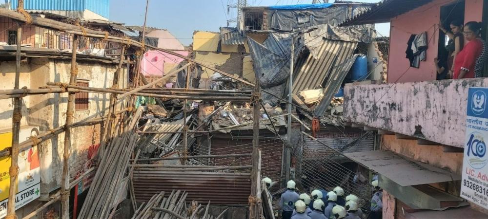 The Weekend Leader - 9 injured in Mumbai slum house crash